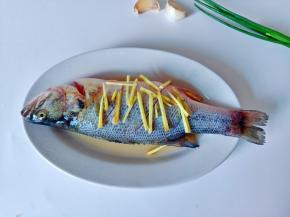 加上切好的生姜丝。