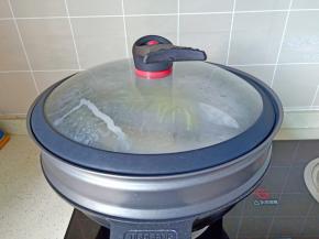 锅里水开上火蒸8~10分钟。