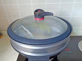 锅里水开上火蒸8~10分钟。