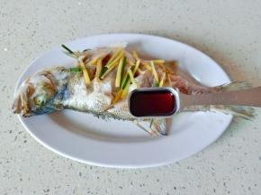 出锅以后淋上酱油。