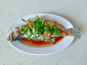  撒上葱丝，蒜泥，淋上热油即可。