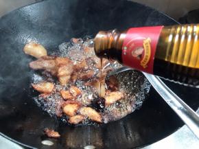加入蚝油炒匀