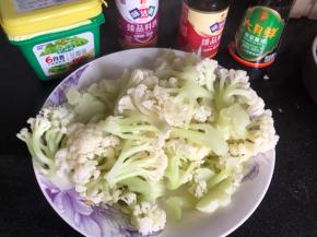 花菜切小朵，焯水备用
