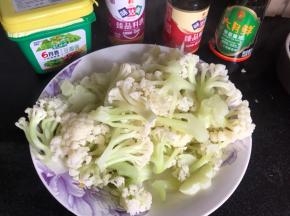 花菜切小朵，焯水备用