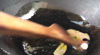 起锅热油，放入卤料炒香