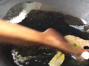 起锅热油，放入卤料炒香