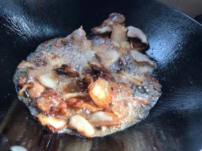 五花肉切薄片后放入锅中，煎炒出油，再加姜蒜末和豆瓣酱爆香