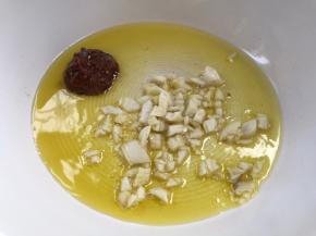 放入蒜末和豆瓣酱炒香