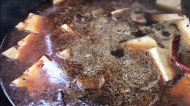 加入花椒粉大火煮沸后转小火炖一小时以上