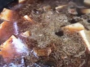 加入花椒粉大火煮沸后转小火炖一小时以上
