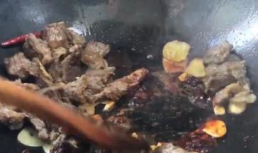 加入豆瓣酱炒出红油