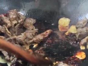 加入豆瓣酱炒出红油