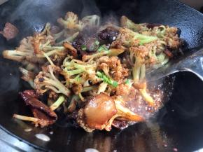 加入特级鲜和葱花炒匀即可