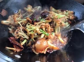 加入特级鲜和葱花炒匀即可