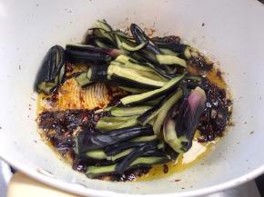 倒入茄子，翻炒片刻至熟