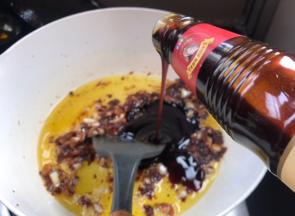 加入酱油和蚝油炒匀