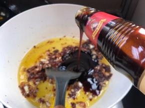 加入酱油和蚝油炒匀