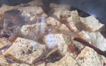 煮好后加盐、胡椒粉、味精和生抽拌匀