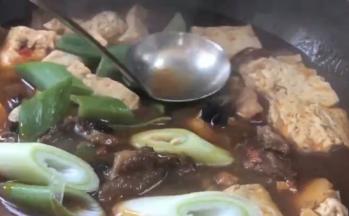 加入葱段煮沸即可