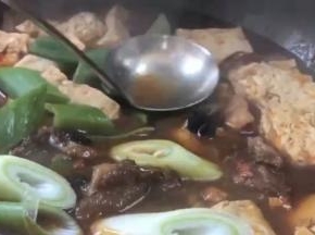加入葱段煮沸即可