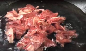 放入冷水锅中煮沸至透