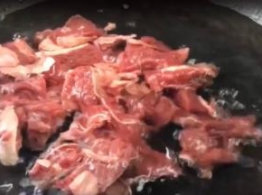 放入冷水锅中煮沸至透