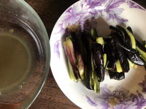 腌制好的茄子挤干水分，备用