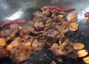 加入酱油炒上色