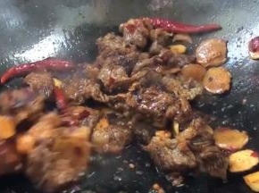 加入酱油炒上色