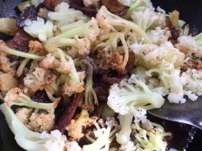 加入胡椒粉炒匀