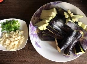茄子切成自己喜欢的形状，加盐拌匀腌制一会儿，备好葱蒜末，