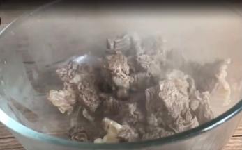 煮好的牛腩肉捞出沥干水分