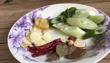 备好卤料和辣椒