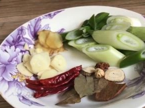 备好卤料和辣椒