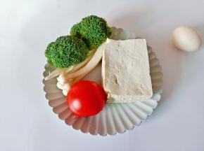 准备西兰花，菇，豆腐，番茄，鸡蛋。
