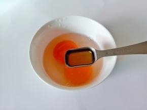 两个鸡蛋打入碗里加料酒一勺，加了料酒煎好的鸡蛋饼更加蓬松。