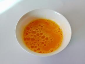 用筷子顺着一个方向搅拌均匀。