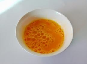 用筷子顺着一个方向搅拌均匀。