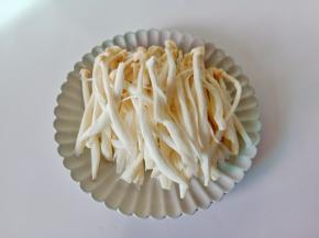 把海鲜菇对半撕开。