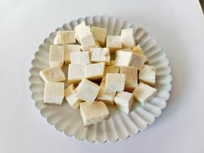 豆腐切成小方块。