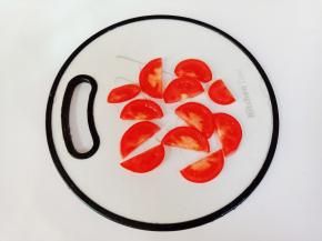 番茄对半切开再切成薄片。