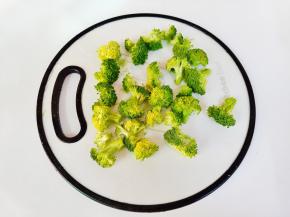 西兰花掰成小块。