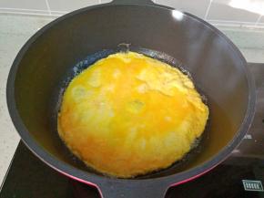 锅里放适量的食用油，油热放入鸡蛋液煎。