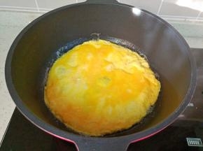 锅里放适量的食用油，油热放入鸡蛋液煎。