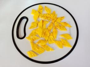 煎好的鸡蛋饼切成菱形块。
