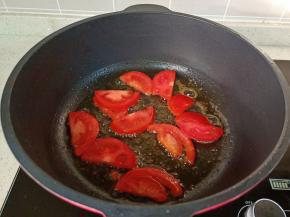 锅里放适量的食用油放入番茄翻炒。