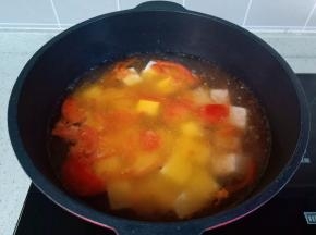 番茄炒好加入适量的清水或者高汤，再放入豆腐一起炖煮10分钟。
