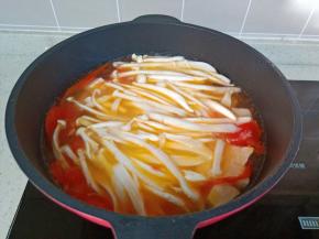 加入海鲜菇炖煮。