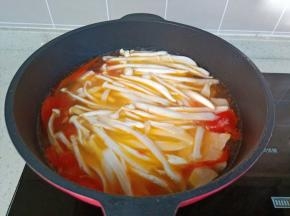 加入海鲜菇炖煮。