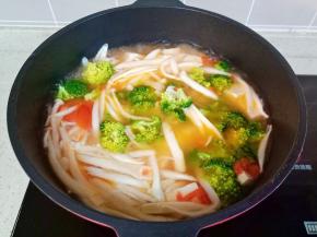 最后放入西兰花煮两分钟左右。